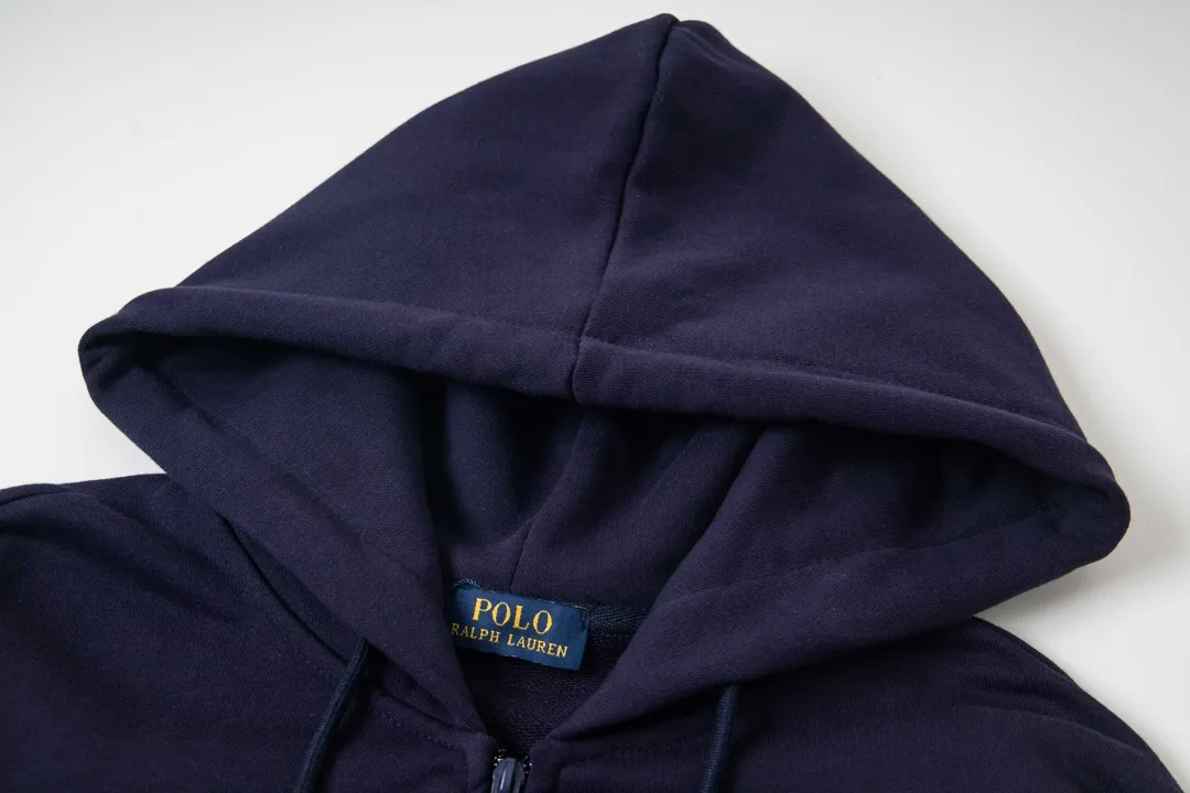 P230 model number Y869 Ralph Lauren/Ralph Lauren Malaysian embroidered zipper cardigan hooded sweatshirt. This sweatshirt is available for everyone in autumn and winter. You can wear it casually no matter how you wear it! ! This hooded sweatshirt is decorated with the simple style that represents Ralph Lauren and is paired with a pony embroidery pattern, which is three-dimensional and full! The solid color fabric paired with exquisite embroidery instantly sets it off! Hooded sports design, loose and casual fit! The overall texture is very strong! Through the pictures, we can feel the thickness and texture of custom-woven and dyed threads. The workmanship is exquisite. They are shipped from major foreign trade factories. They are all made by masters with many years of experience. Everything is of high standards and requirements! Simple and versatile model ~ Made of imported pique cotton fabric, which is super delicate and soft, close to the body without being tied. All fabrics and accessories are original custom-made and of high quality! Perfectly reflects the brand’s sense of superiority! Standard cut, comfortable stretch, unrestricted movement! Highly practical, high-end and classy! Versatile style ~ can be paired with jeans or jogging pants. Ideal for transitioning from your morning commute to weekend events! Size: S-XL Navy Black Gray